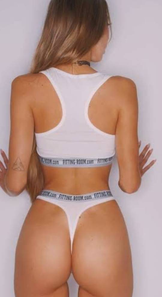 İstanbul Escort Bayan Ezgiyle Duvara Yasla Pozisyonu